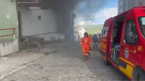 
          Imagem ilustrativa da imagem Incêndio devastador atinge estabelecimento de vidraçaria e marcenaria em Caruaru
          