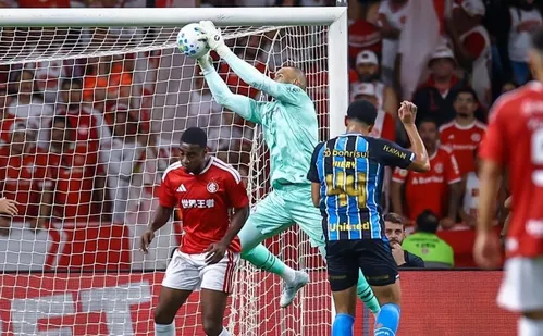 
          Imagem ilustrativa da imagem Inter e Grêmio empatam sem gols em duelo com sete amarelos e um vermelho
          