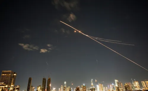 
          Imagem ilustrativa da imagem Israel volta a atacar Teerã e Irã escala retaliação
          