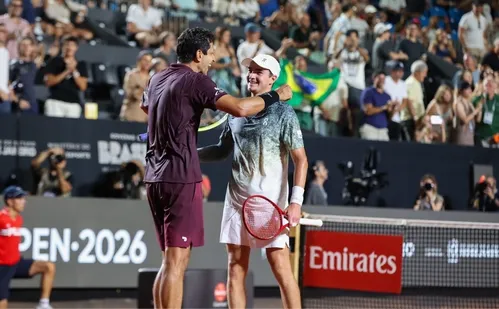 
          Imagem ilustrativa da imagem João Fonseca e Marcelo Melo batem dupla alemã e vão à final do Rio Open
          