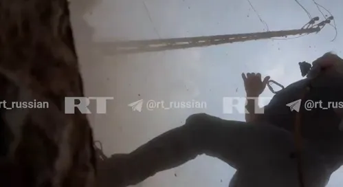 
          Imagem ilustrativa da imagem Jornalista britânico escapa de míssil israelense em transmissão ao vivo no Líbano
          