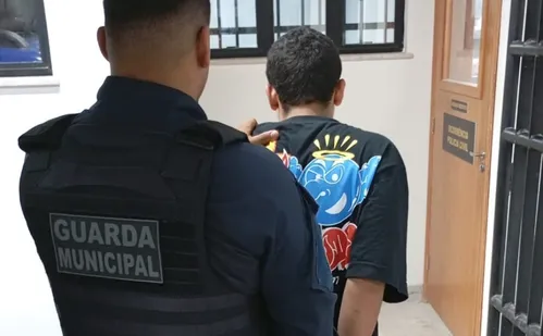 
          Imagem ilustrativa da imagem Jovem é detido com cocaína, crack e maconha escondidos dentro da boca em Vitória
          