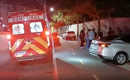 
          Imagem ilustrativa da imagem Jovens ficam feridos após bike elétrica bater na lateral de carro na Serra
          