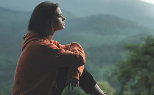 
          Imagem ilustrativa da imagem Jovens têm se sentido mais sozinhos do que os idosos
          