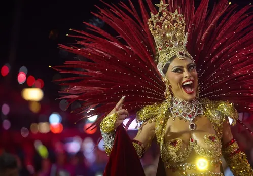 
          Imagem ilustrativa da imagem Juliana Paes cai no choro antes mesmo do título da Viradouro: ‘Eu pago mico’
          