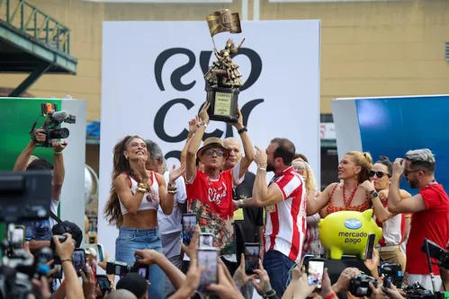 
          Imagem ilustrativa da imagem Juliana Paes cai no choro antes mesmo do título da Viradouro: ‘Eu pago mico’
          