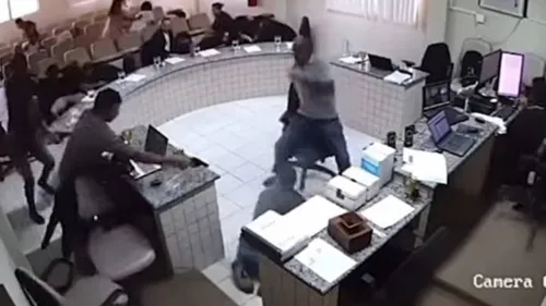 
          Imagem ilustrativa da imagem Justiça absolve homem que atirou em réu dentro de tribunal
          