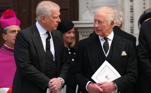 
          Imagem ilustrativa da imagem 'Lei deve seguir seu curso' diz Rei Charles III sobre prisão do ex-príncipe Andrew
          