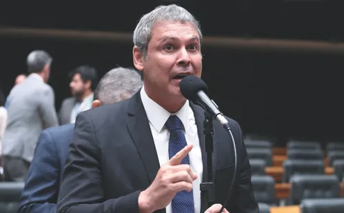 
          Imagem ilustrativa da imagem Líder do PT pede a prisão de Eduardo Bolsonaro
          