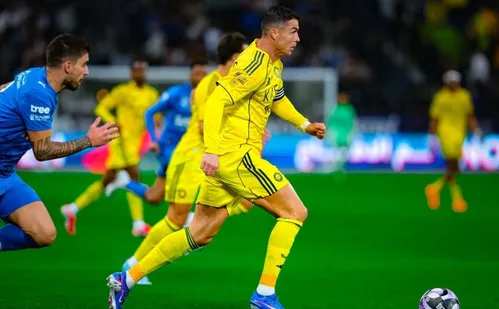 
          Imagem ilustrativa da imagem Liga saudita rebate Cristiano Ronaldo: ‘Ninguém toma decisões acima do clube’
          