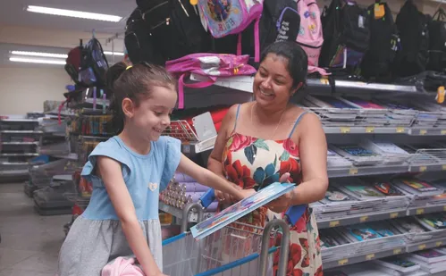 
          Imagem ilustrativa da imagem Lojas ampliam o horário de atendimento para compra de material escolar
          