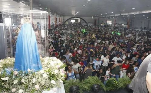 
          Imagem ilustrativa da imagem Louvor e emoção no Retiro de Carnaval Vinde e Vede
          