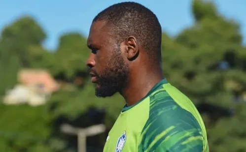 
          Imagem ilustrativa da imagem Lucão celebra titularidade no gol do Vitória
          