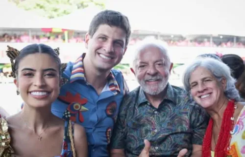 
          Imagem ilustrativa da imagem Lula acompanha Galo da Madrugada e divide atenções políticas no Recife
          