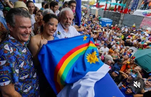 
          Imagem ilustrativa da imagem Lula acompanha Galo da Madrugada e divide atenções políticas no Recife
          