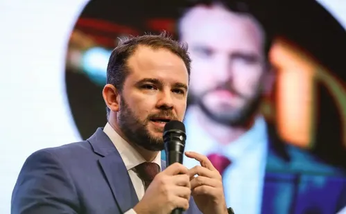 
          Imagem ilustrativa da imagem Lula confirma Durigan como ministro da Fazenda, após saída de Haddad
          