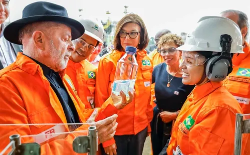
          Imagem ilustrativa da imagem Lula defende criação de reserva estratégica de combustíveis
          