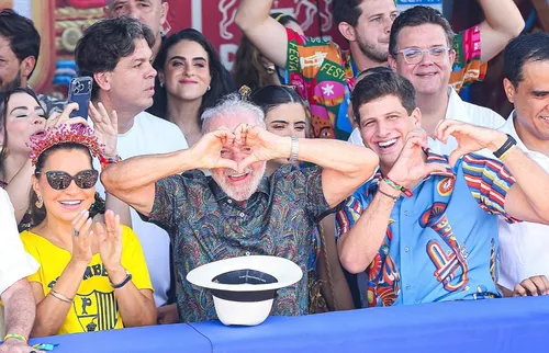 
          Imagem ilustrativa da imagem Lula marca presença no Galo da Madrugada pela primeira vez como presidente
          