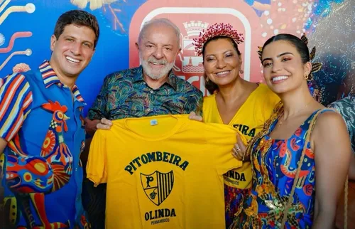 
          Imagem ilustrativa da imagem Lula marca presença no Galo da Madrugada pela primeira vez como presidente
          