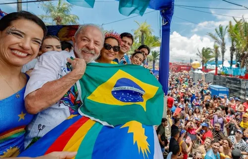 
          Imagem ilustrativa da imagem Lula marca presença no Galo da Madrugada pela primeira vez como presidente
          