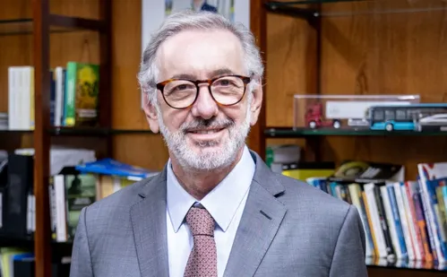 
          Imagem ilustrativa da imagem Lula oficializa número 2 de Alckmin para comandar Ministério da Indústria
          