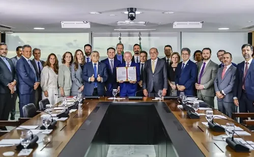 
          Imagem ilustrativa da imagem Lula sanciona Lei Antifacção e defende prisão de magnatas do crime
          