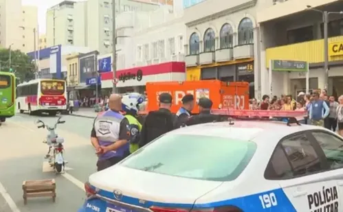 
          Imagem ilustrativa da imagem Mãe e filho morrem atropelados em acidente com bicicleta elétrica no Rio
          