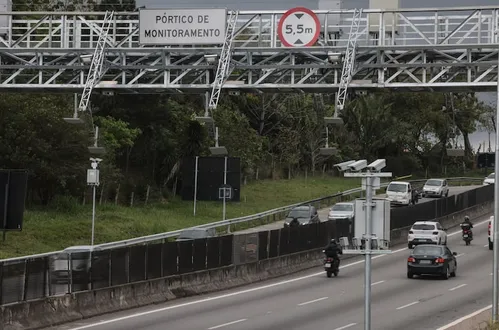 
          Imagem ilustrativa da imagem Maior devedor do ‘free flow’ passou mais de 5 mil vezes por pedágio e pagou só 54 tarifas
          