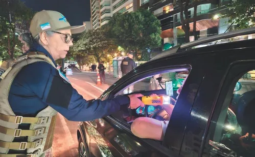 
          Imagem ilustrativa da imagem Mais de 300 motoristas são multados no Carnaval por recusarem teste do bafômetro
          