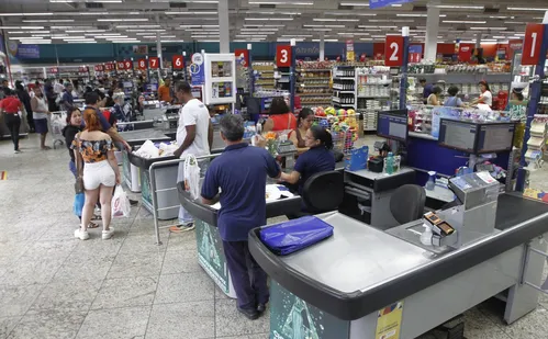 
          Imagem ilustrativa da imagem Mais de 5 mil trabalhadores de rede de supermercados vão ter duas folgas semanais
          