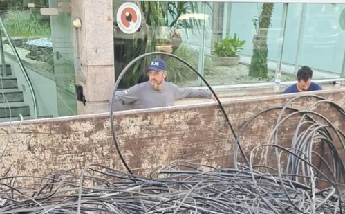 
          Imagem ilustrativa da imagem Mais de 800 kg de cabos são retirados de postes na Praia do Canto
          
