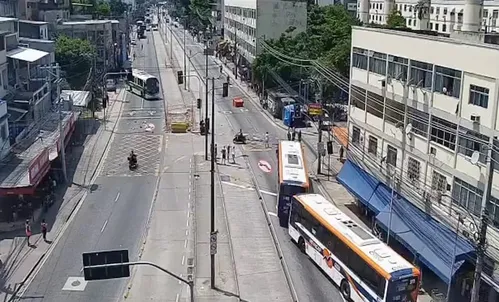 
          Imagem ilustrativa da imagem Manifestantes usam 4 ônibus para bloquear via no Rio em protesto contra operação policial
          