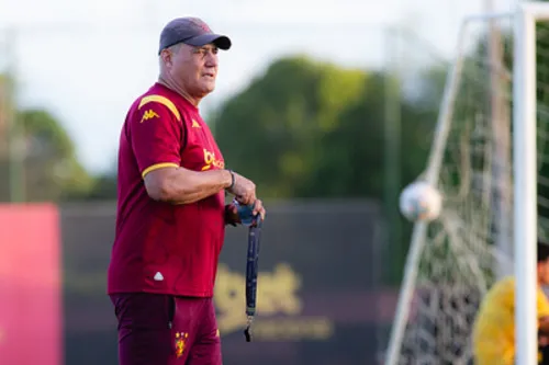 
          Imagem ilustrativa da imagem Márcio Goiano é efetivado como técnico do Sport após início invicto
          