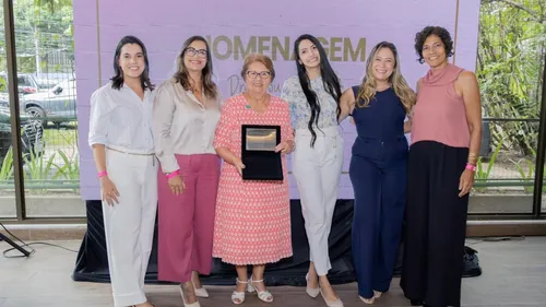 
          Imagem ilustrativa da imagem Maria de Lourdes compartilha trajetória ao ser homenageada no Mês da Mulher
          