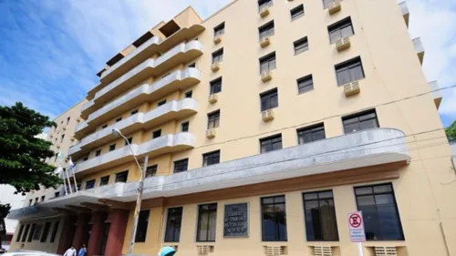 
          Imagem ilustrativa da imagem Marido que forjou suicídio da esposa pega 24 anos, menos que o teto da lei
          