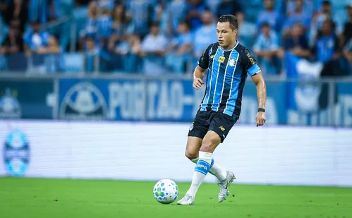 
          Imagem ilustrativa da imagem Marlon recebe alta após cirurgia no tornozelo e já tem prazo para reapresentação
          