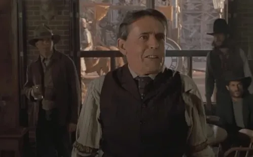 
          Imagem ilustrativa da imagem Matt Clark, ator de 'De Volta para o Futuro 3', morre aos 89 anos
          