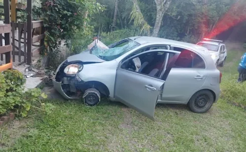 
          Imagem ilustrativa da imagem Médico atropela seis pessoas, joga carro contra casa do irmão e tenta matá-lo
          