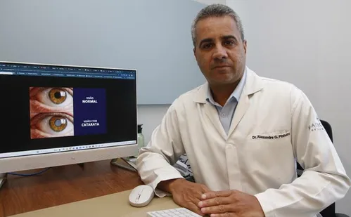 
          Imagem ilustrativa da imagem Médicos explicam quando é necessário operar catarata
          