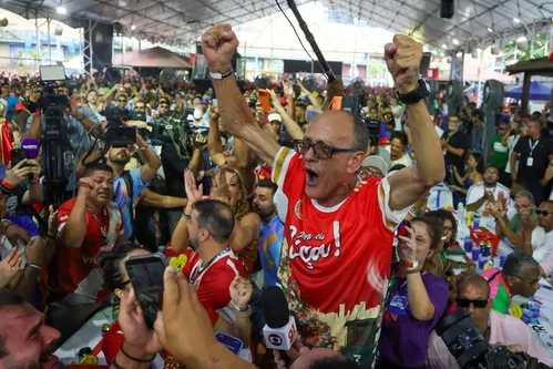 
          Imagem ilustrativa da imagem Mestre Ciça se emociona com título da Viradouro e faz promessa: ‘Vou parar de fumar’
          