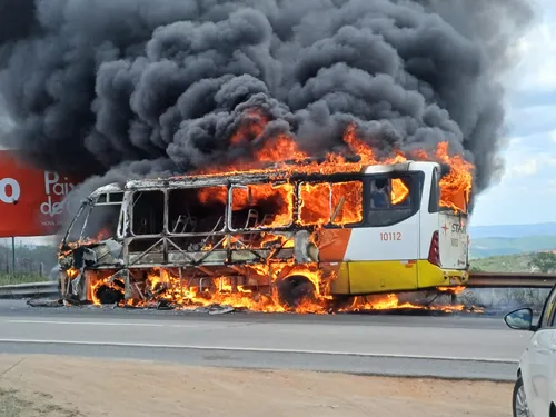 
          Imagem ilustrativa da imagem Micro-ônibus da Prefeitura de Amaraji é destruído por incêndio na Serra das Russas
          
