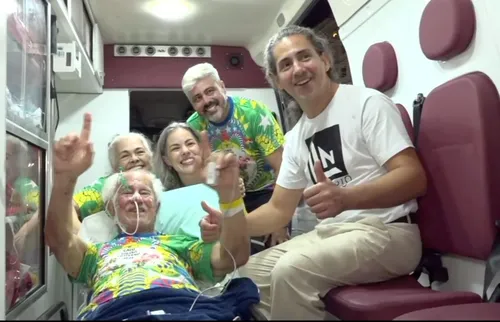 
          Imagem ilustrativa da imagem “Minha realização”: pai e braço direito de Leopoldo Nóbrega visita o Galo de maca
          