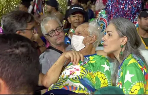 
          Imagem ilustrativa da imagem “Minha realização”: pai e braço direito de Leopoldo Nóbrega visita o Galo de maca
          