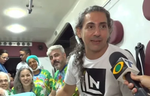 
          Imagem ilustrativa da imagem “Minha realização”: pai e braço direito de Leopoldo Nóbrega visita o Galo de maca
          