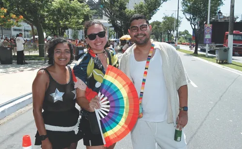 
          Imagem ilustrativa da imagem Com pop e funk, Bloco Subúrbio arrasta público no centro de Vitória
          
