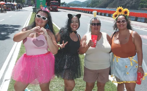 
          Imagem ilustrativa da imagem Com pop e funk, Bloco Subúrbio arrasta público no centro de Vitória
          