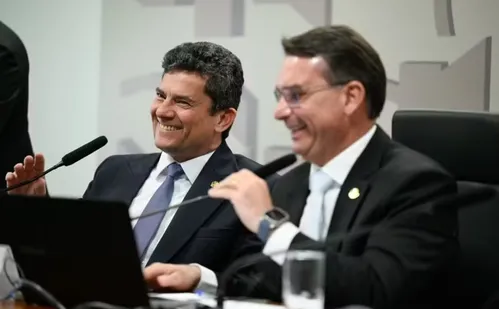 
          Imagem ilustrativa da imagem Moro se filia ao PL ao lado de Flávio em evento com acenos a Ratinho Jr.
          