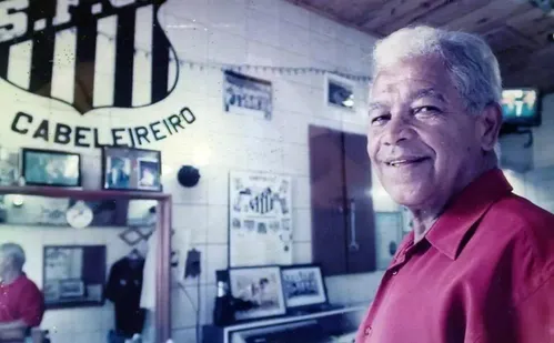 
          Imagem ilustrativa da imagem Morre o barbeiro que moldou o topete do Rei Pelé
          