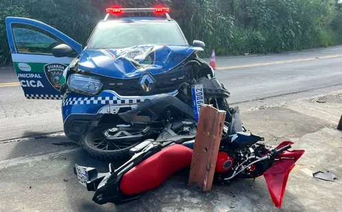 
          Imagem ilustrativa da imagem VÍDEO | Motociclista se envolve em acidente com viatura após entrar na contramão
          
