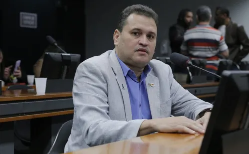 
          Imagem ilustrativa da imagem Motoboy com carteira assinada vai receber mais
          